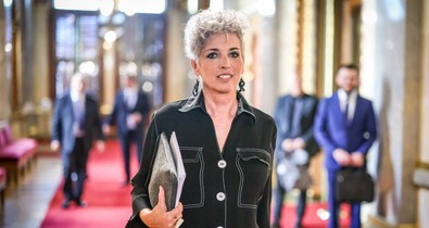 Ő a magyar parlament egyik legstílusosabb nője, Bódis Kriszta ruháit a hibái ellenére is imádják a szakértők