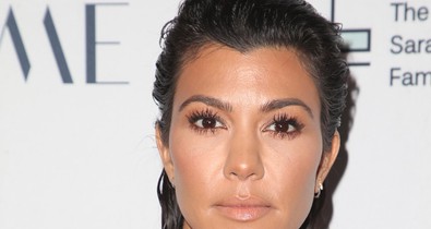 Furcsa, de nagyon jól áll Kourtney Kardashiannak ez a ruha