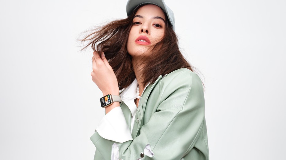 MKT WATCH-FIT-2 lifestyle-shot female-with-white JPG RGB HQ 20220420