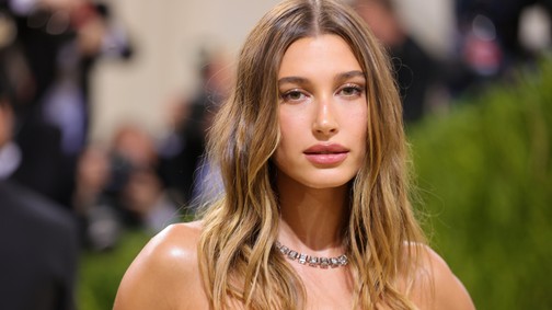 Hailey Bieber megmutatta, milyen egyszerű módszerrel készíti el ezt a laza hullámos frizurát, amit annyira imádunk!