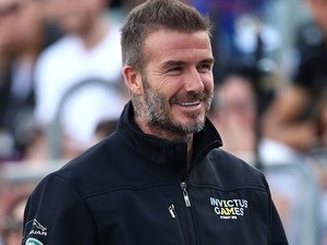 Nagyon fura: David Beckham zöld sminkben pozól a Love magazin címlapján