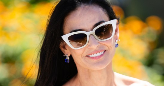 Demi Moore sellőnek öltözött, a színésznő éteri lila szettben lépett Cannes vörös szőnyegére