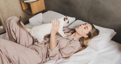 Egyszerű alvási trükk, amivel megelőzhető a reggeli hátfájás: csak néhány párna kell hozzá