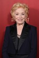 Holland Taylor (Stromwell professzor) - Ő volt a szigorú, de melegszívű tanárnő, aki végül támogatta Elle-t az álmai elérésében. Holland Taylor azóta is aktív a színházban és a televízióban, és olyan sorozatokban tűnt fel, mint a Két pasi, meg egy kicsi vagy a The Morning Show. Magánéletében is reflektorfénybe került: hosszú évek óta Sarah Paulson színésznő partnere, aki 32 évvel fiatalabb nála.