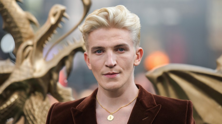 A 27 éves Ewan Mitchell alakítja Aemond Targaryen-t a Trónok harca előzménysorozatában, a Sárkányok házában