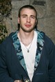 Chris Evans a Playboy februári számának megjelenését ünneplő partin, 2006-ban - Laza hoodie, katonai mintás bélés, jéggel teli ital a kézben – a 2000-es évek férfidivatjának megtestesítője. Az akkor még feltörekvő színész egyre gyakrabban bukkant fel Hollywood legmenőbb bulijain.