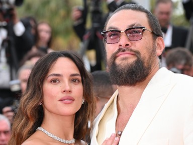 Meztelenruhában tündökölt Jason Momoa barátnője, a színész alig tudta levenni kezét szerelméről