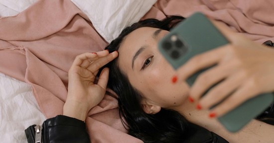 Szakértő figyelmeztet: akár meg is betegedhetsz, ha evés közben nálad van a mobiltelefonod is