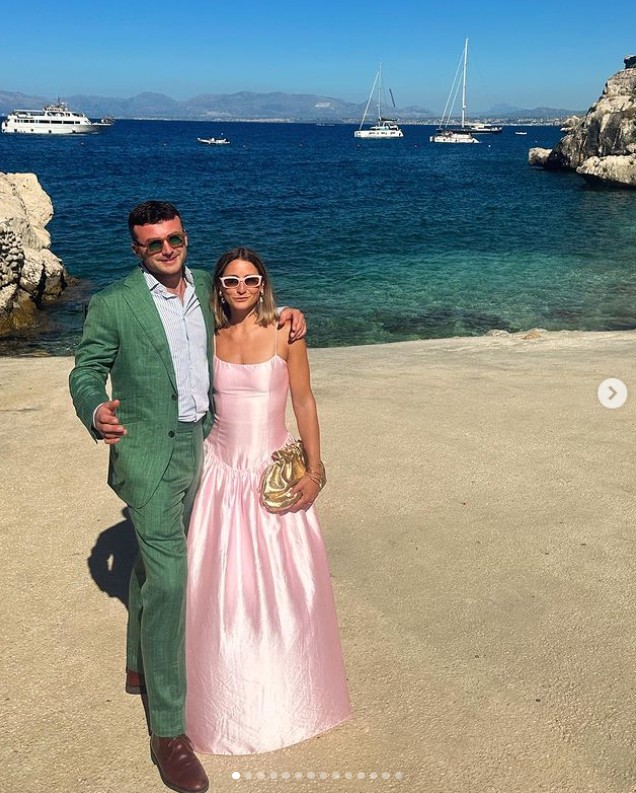 Így festett Gemma az átalakított menyasszonyi ruhájában a barátai esküvőjén