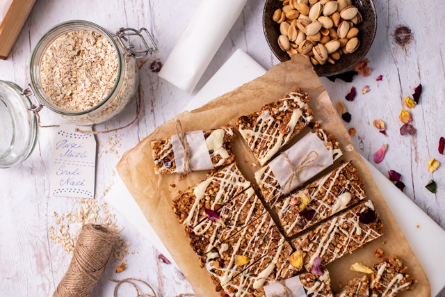 Laktató uzsonnák iskolakezdésre: így készíts fehércsokis-áfonyás müzli szeletet