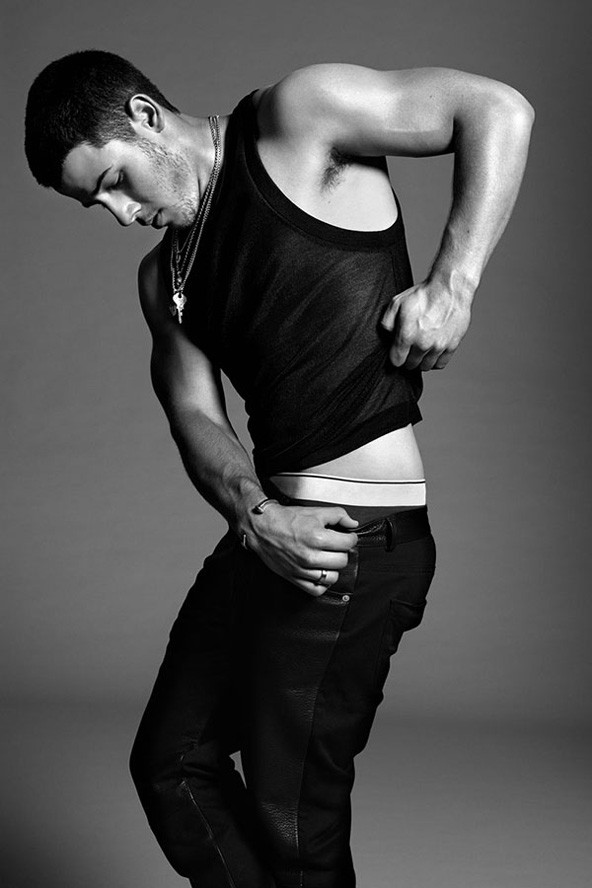 Nick Jonas magához nyúl a Flaunt magazinban