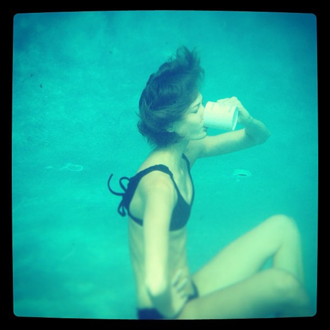 Proaktív reggel: úszás és kávézás egyszerre! Karlie Klossnak ez sem jelent problémát.