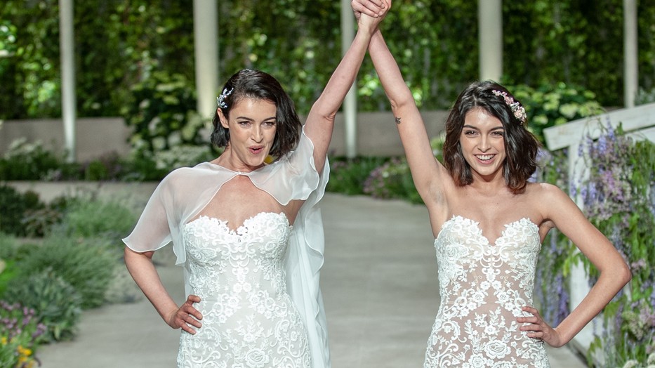 Két modell együtt vonult menyasszonyi ruhában az azonos neműek házasságának támogatása jeléül a 2018-as barcelonai esküvői divathéten a Pronovias divatház bemutatóján.