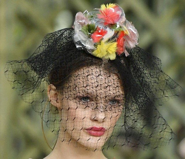 Elképesztő fejdíszek a Chanel bemutatóján! Mutatjuk a kedvenceinket!