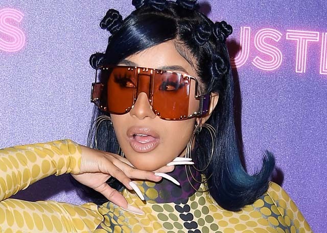 Cardi B már megint nagyon elborult stílusban nyomja a pózolást....