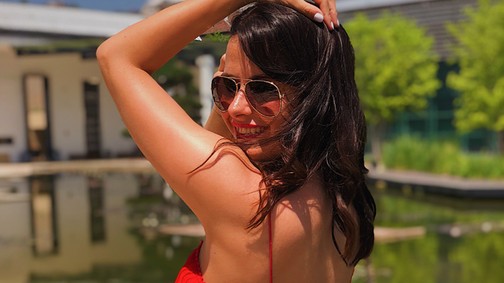 Lola ma a nyár legtrendibb színét viseli