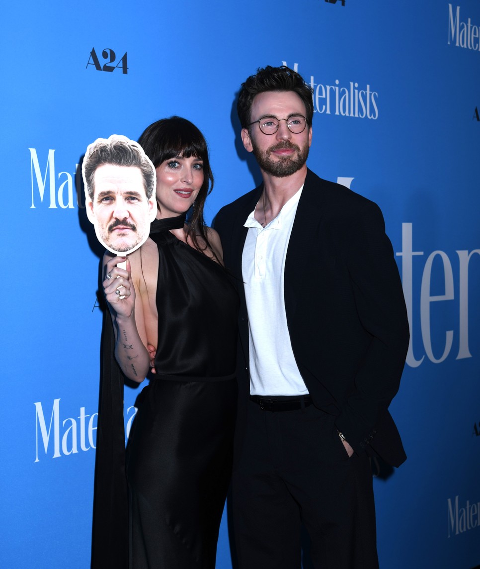 Dakota Johnson és Chris Evans Pedro Pascált is magukkal vitték a bemutatóra
