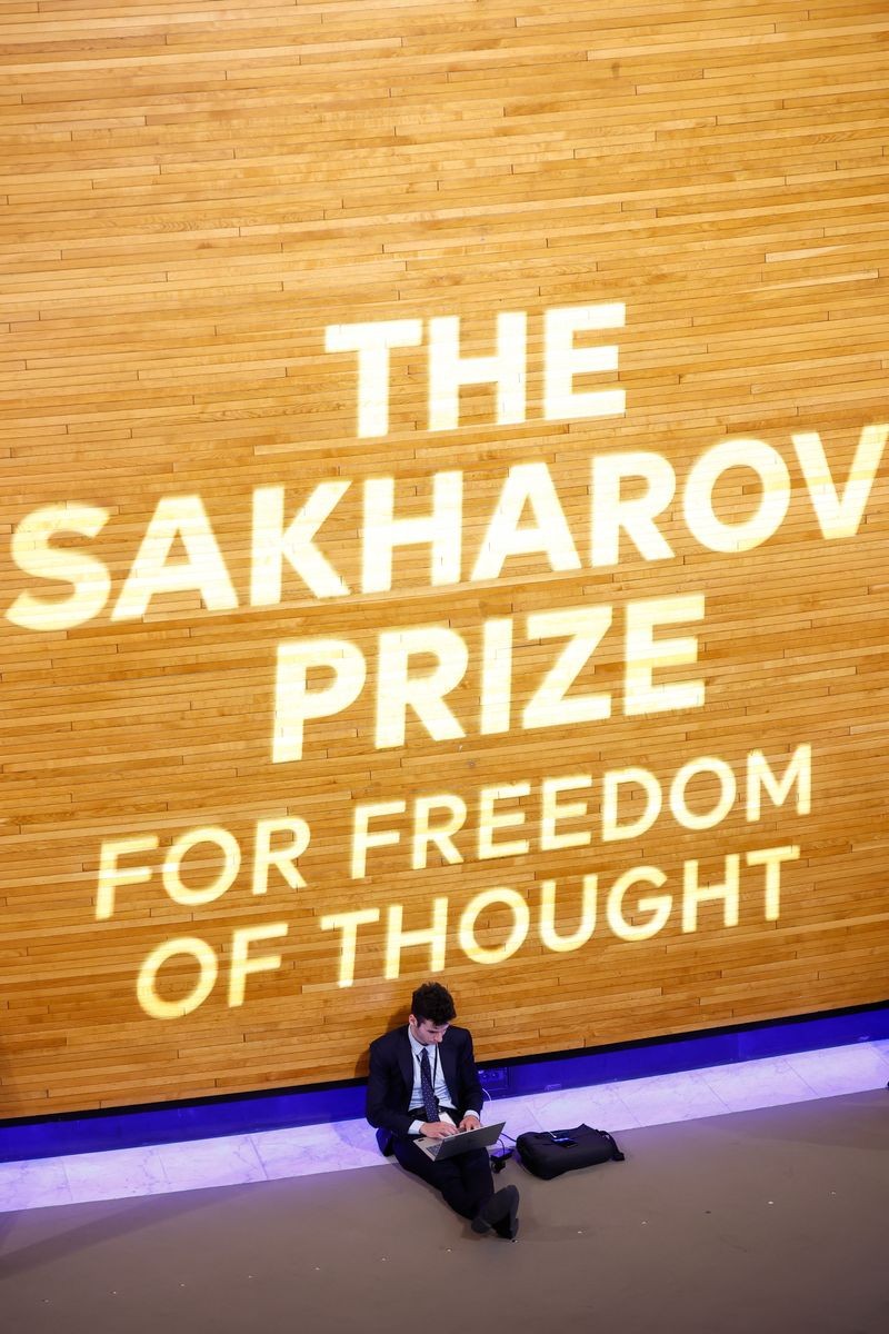 A Szaharov-díj a gondolatszabadságért felirat az Európai Parlament épületében Strasbourgban, ahol a díj minden évben az emberi jogokért és a szabad véleménynyilvánításért kiálló személyeket és közösségeket ismeri el
