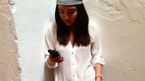 Hien remekül keveri a lazát az elegánssal