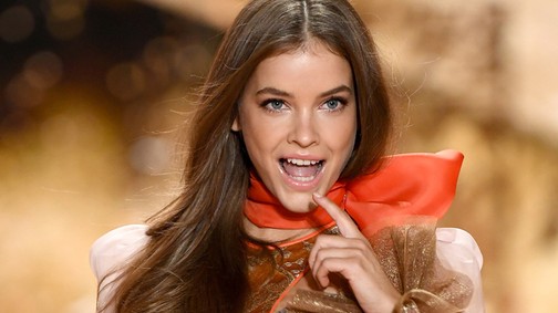 Palvin Barbi hatalmasat villantott és még bugyiját is letolta legújabb szexi fotóin