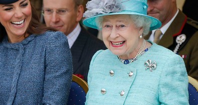 Sosem látott fotókat osztott meg a királyi család: Erzsébet királynő elképesztően gyönyörű volt fiatal korában