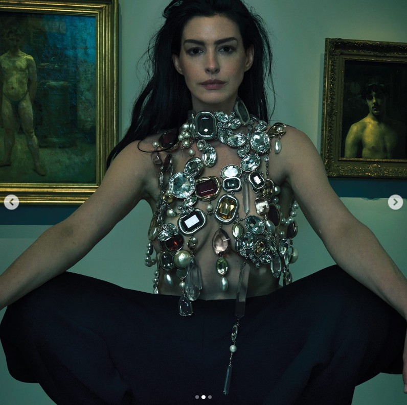 Anne Hathaway elképesztően merész meztelenfelsőt vállalt eb a Vogue fotózásán. A képeket Annie Leibovitz készítette róla.