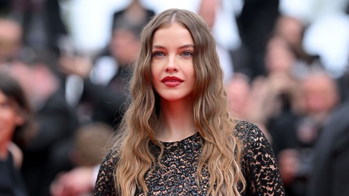 Palvin Barbara merész randiruhája maga az álom, csak úgy árad belőle a meztelenség