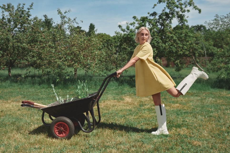 Emma Chamberlain élvezi a kertet a Levi's X Ganni kollekció legjújabb kampányában 