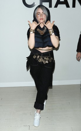 2017 - Egy teljes Chanel szett, de teljesen a saját stílusához igazítva, ami nagyon jellemző Billie Eilish megjelenéseire