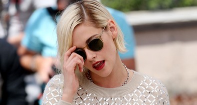 Kristen Stewart szexi miniben vagánykodik