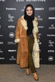 Alexa Demie a 2017-es Sundance Filmfesztivál vörös szőnyegén, ahol egy vintage hangulatú irhakabátban és vagány bőrnadrágban pózolt a fotósoknak.