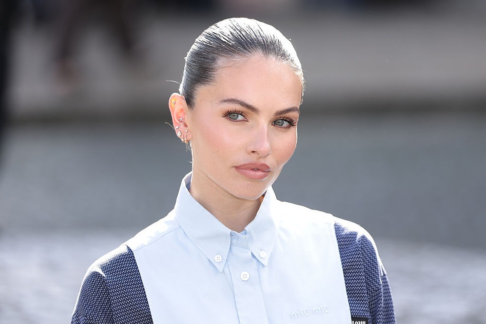 Bár sokat változott az évek során, jellegzetes kék szemei és karakteres arcvonásai alapján azonnal felismerhető