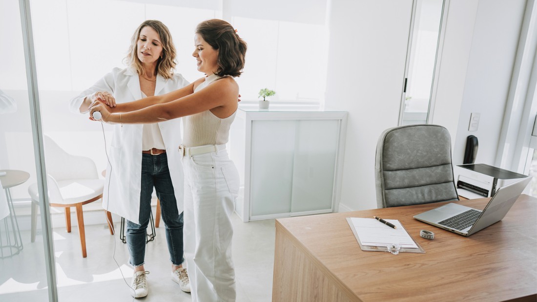 A testösszetétel mérőeszköz olyan, akár egy átlagos mérleg, azzal a különbséggel, hogy derékmagasságban van rajta egy kar, azon két fogantyú, ezeket kell a kezünkbe venni