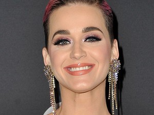 Atyaég! Katy Perry tiszta C-3PO ebben a szettben!