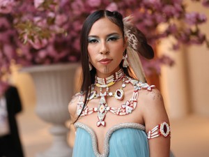 Több mint szupermodell: Quannah Chasinghorse az őslakosokért és a környezetvédelemért is kiáll