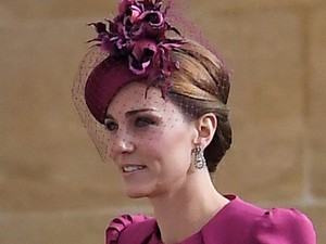 Kate Middletonnak olyan jól áll ez a szín, hogy ő a legcsinosabb Eugénia hercegnő esküvőjén