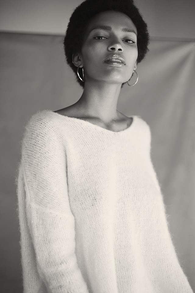 Pulóver AMERICAN VINTAGE, fülbevaló PD PAOLA 