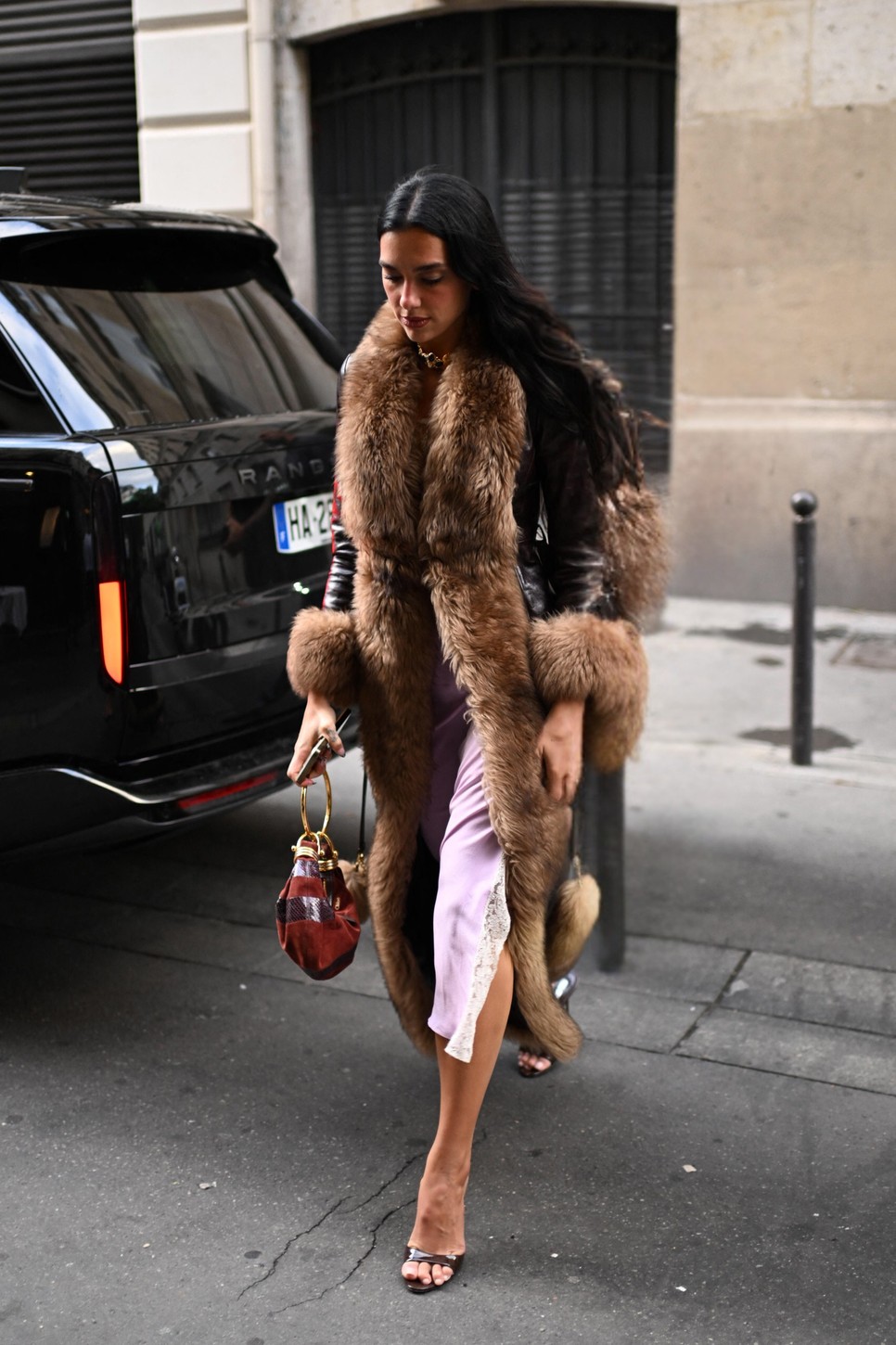 Dua Lipa a párizsi divathéten tűnt fel a váratlan színpárosításban