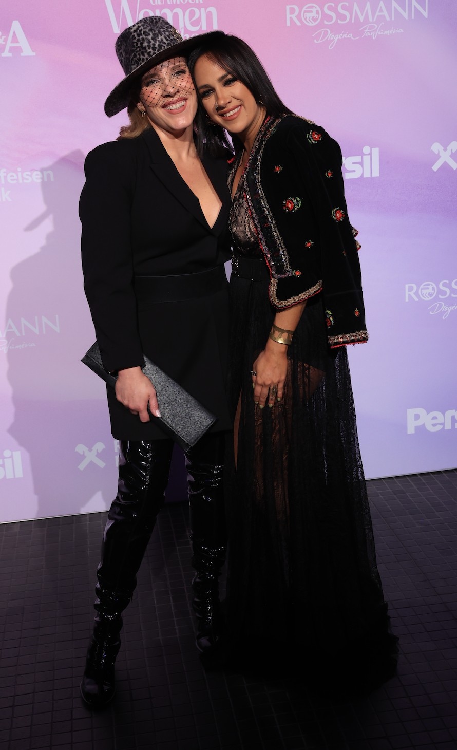 Tóth Vera és húga, Tóth Gabi a Women of the Year gála pink szőnyegén