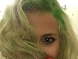 Valószínűtlen hajszínre váltott a szőke popsztár
