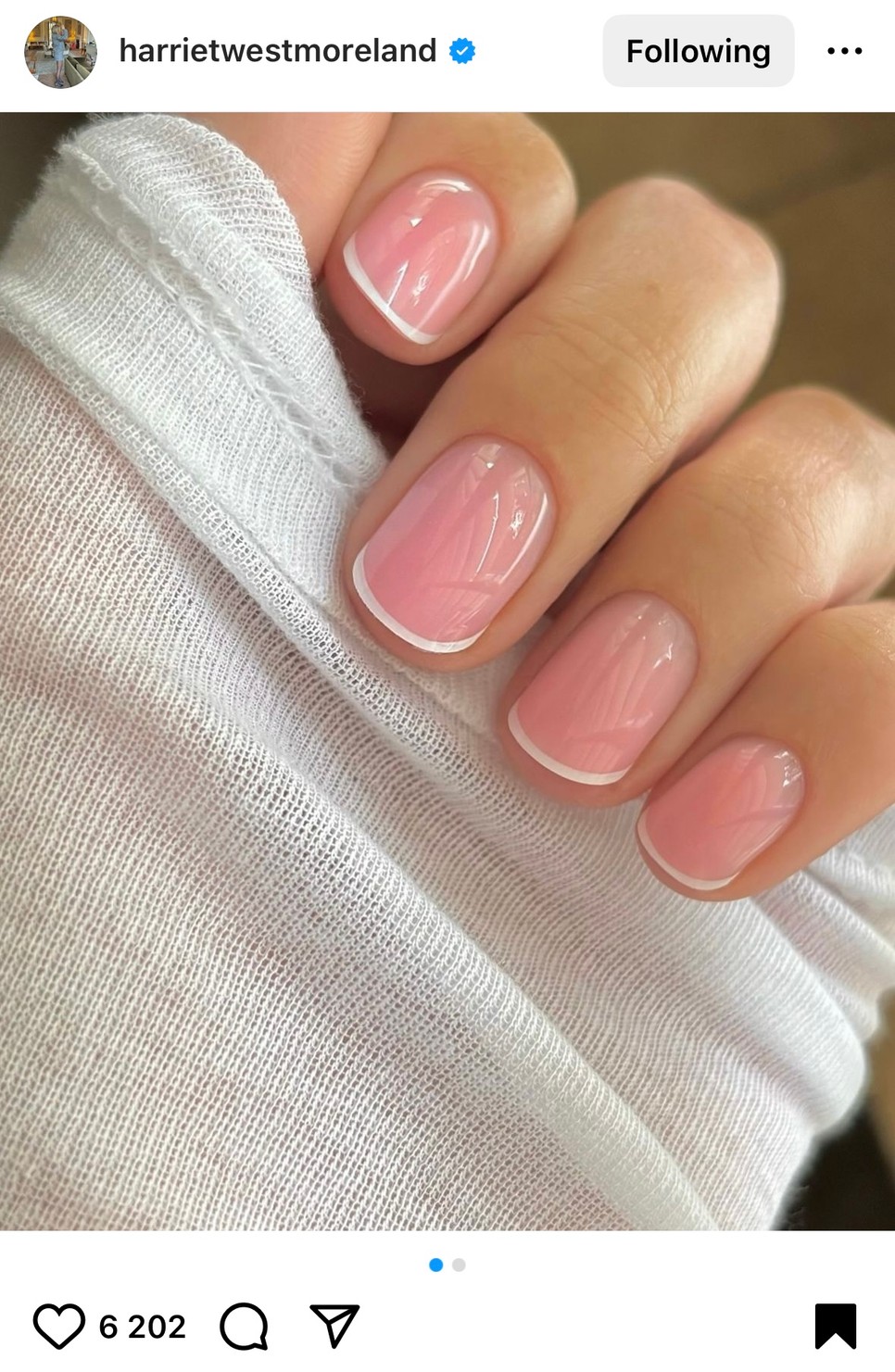 Időtálló klasszikus, a francia manikűrtől kezdve az egyszínű körmökön át, a legfeltűnőbb dizájn is jól áll neki.