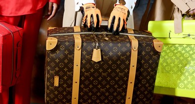 Kapaszkodj meg, ez a foszforeszkáló Louis Vuitton táska ULTRAMENŐ