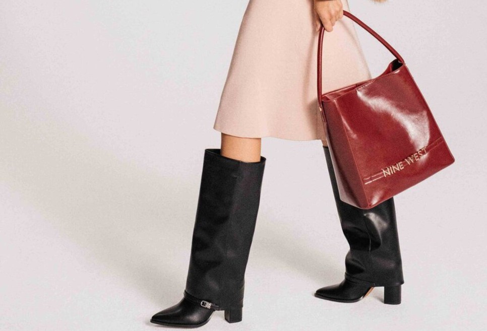 Ha alacsonyabb vagy, a térdig érő fazon megnyújtja a lábat, különösen, ha sötét színű harisnyával vagy nadrággal viseled.