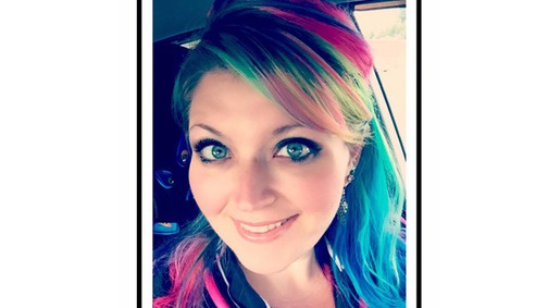 Ilyen hajjal engedik dolgozni? Ez a szivárványszínű hajú nővér zseniális válasza!