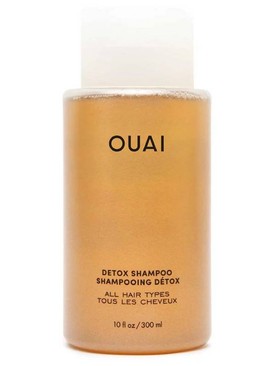 Néha a hajad is megérdemel egy kis detoxot – és itt jön képbe a közönségkedvenc OUAI mélytisztító sampon. Ez a formula eltávolítja a lerakódásokat, legyen szó kemény víz, hajápolási termékek vagy a szennyeződések okozta maradványokról. Heti vagy kétheti használattal érezhetően könnyebb, tisztább és frissebb lesz a haj, miközben nem szárítja ki a fejbőrt. – Detox sampon OUAI – theouai.com