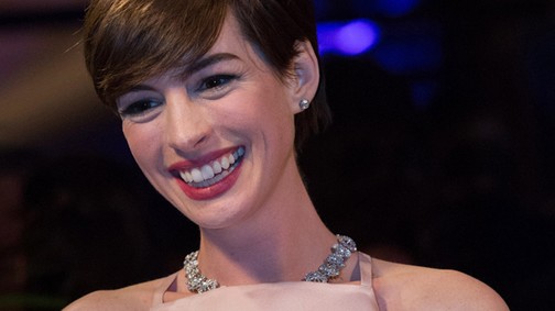 Oscar 2013: Anne Hathaway mentegetőzik a ruhája miatt