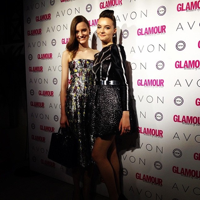 A gyönyörű Gáll Franciska és Varga Gréti izgatottan várják az eredményhirdetést.