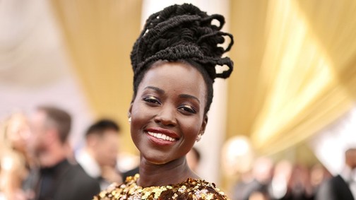 Lupita Nyong'o meztelen felsőtesttel jelent meg a vörös szőnyegen
