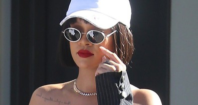 Rihanna zacskót húzott a lábára és az ing is mindjárt leesik róla! Mi történik?