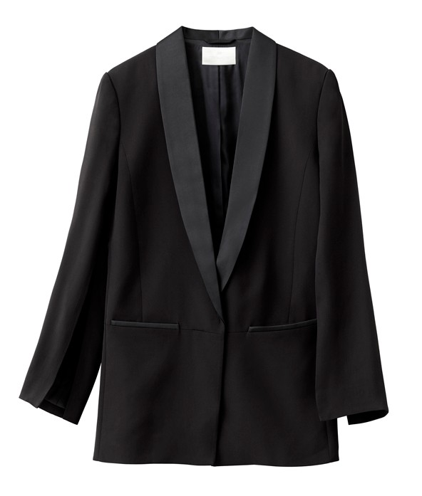 Klasszikus szmokingzakó egy kis csavarral, a sliccelt ujjak keleties hatást kölcsönöznek.